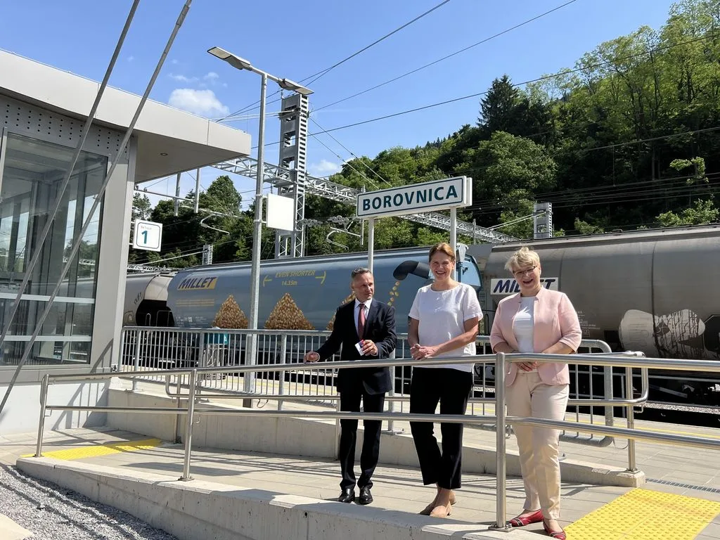 Železniška postaja zasijala v novi luči