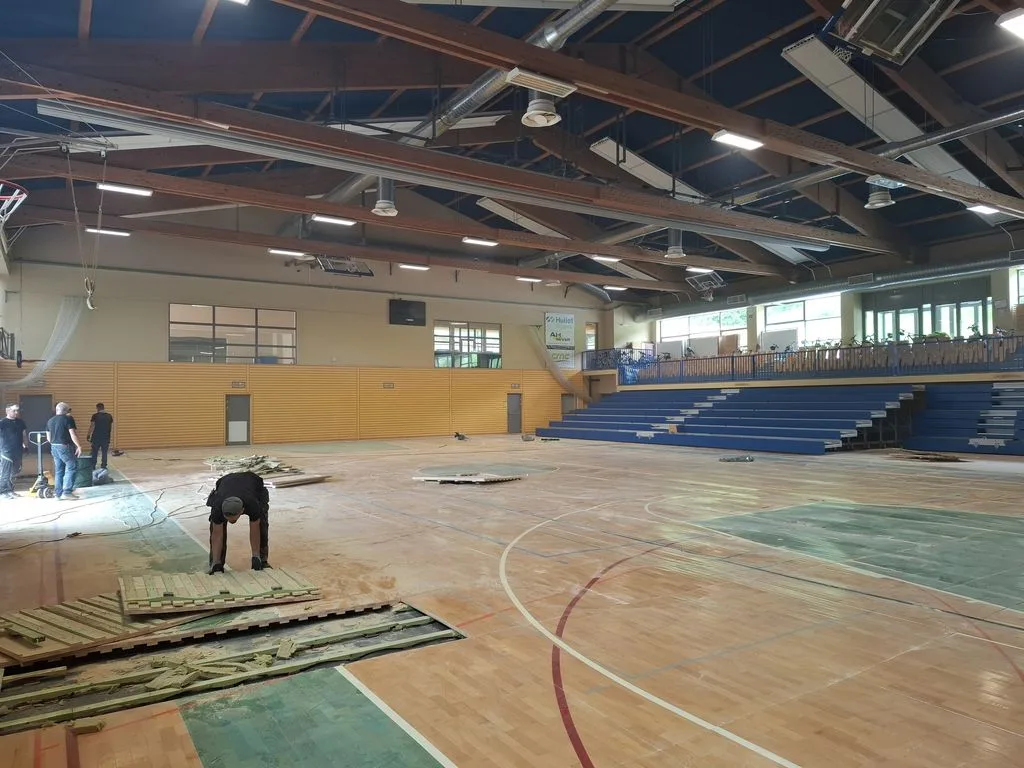 Začetek del obnove športnega poda športne dvorane pri OŠ Horjul