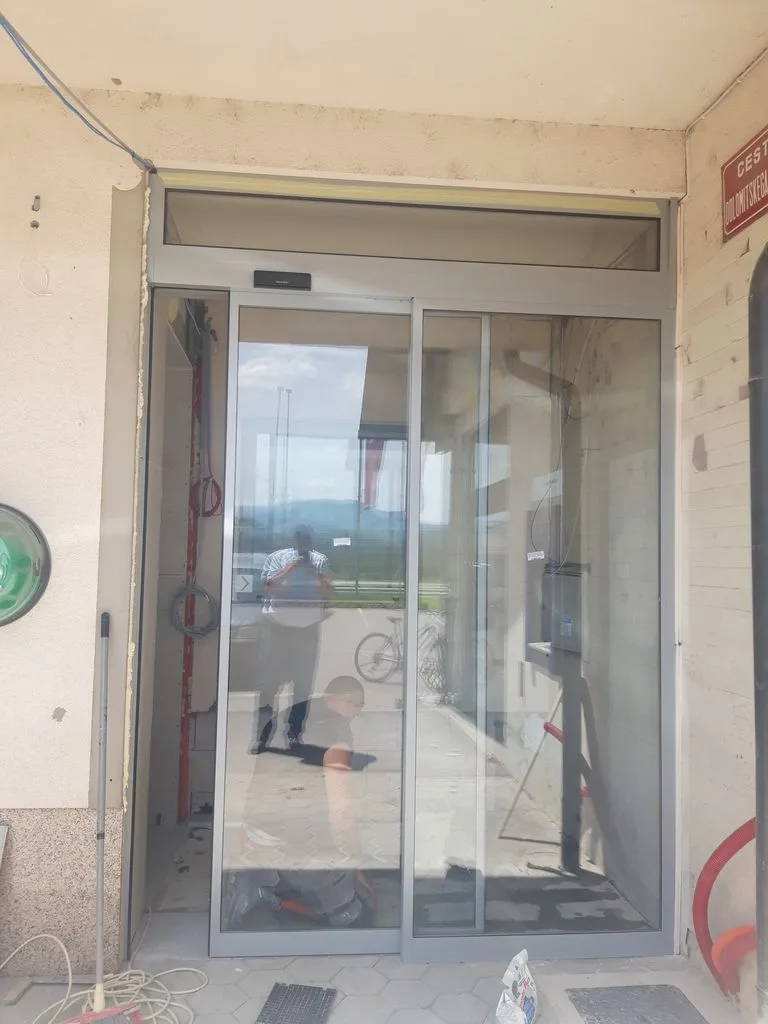 V zaključni fazi gradnja novih prostorov za lekarno in pošto na Logu